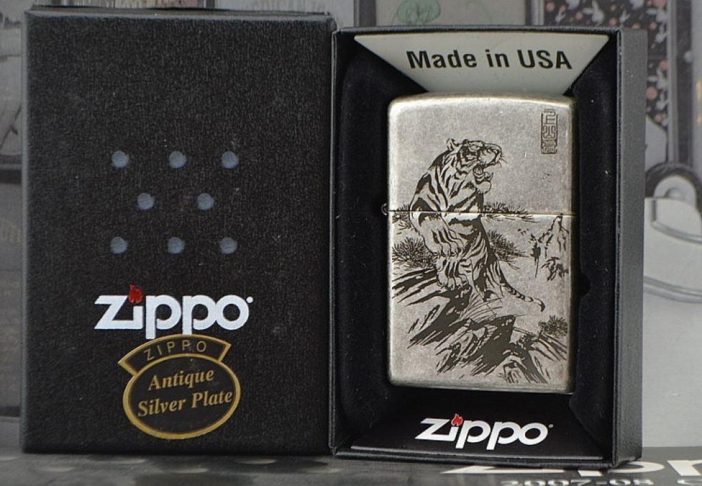 Bật lửa Zippo phiên bản bạc cổ khắc chúa sơn lâm
