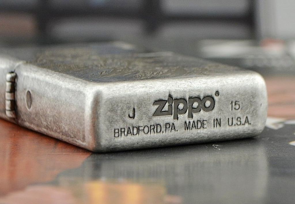 Bật lửa Zippo phiên bản bạc cổ khắc chúa sơn lâm