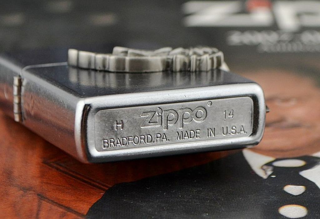 Bật lửa Zippo phiên bản CHâu Âu Ruby ​​Swords