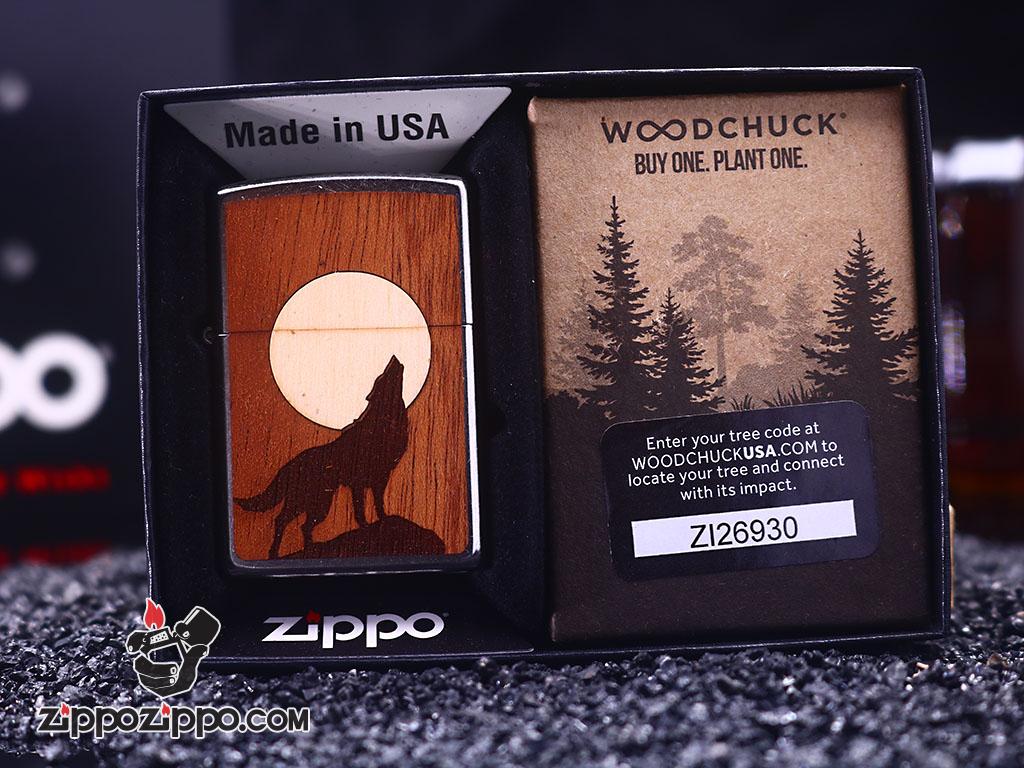 Zippo khắc Laser ảnh sói hú trên miếng gỗ