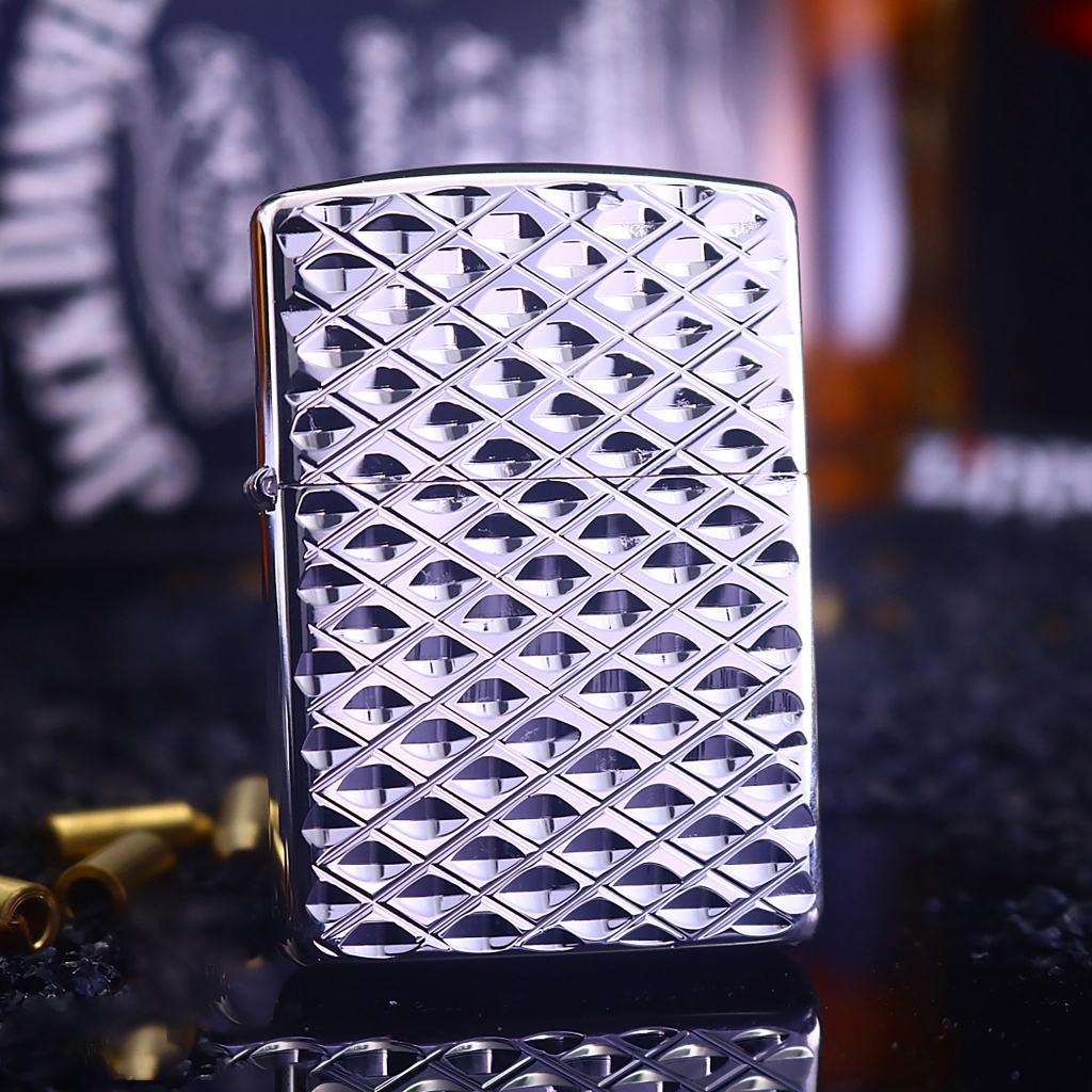 Bật Lửa Zippo Chạm Khắc Hình Kim Cương Màu Bạc