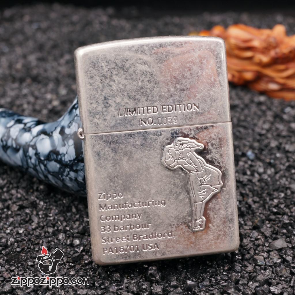 Bật lửa Zippo cổ chính là món đồ không thể thiếu của bất kỳ người yêu thích phong cách cổ điển nào. Bức ảnh này cho thấy chiếc bật lửa cổ độc đáo, làm bằng đồng thau mạ vàng, với hoạ tiết vô cùng tinh xảo, đem đến cái nhìn thật sự hút mắt.