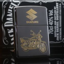 Bật Lửa Zippo Đen Bóng Khắc Mạ Vàng Xe Suzuki - Mã SP: ZPC2282