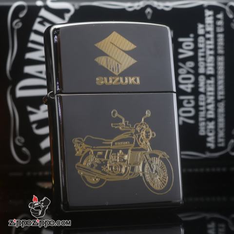 Bật Lửa Zippo Đen Bóng Khắc Mạ Vàng Xe Suzuki