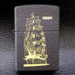 Bật lửa Zippo phiên bản đen nứt in hình chiếc thuyền - Mã SP: ZPC0666