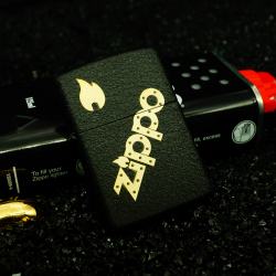 Bật lửa Zippo phiên bản màu đen nứt khăc logo zippo - Mã SP: ZPC2513